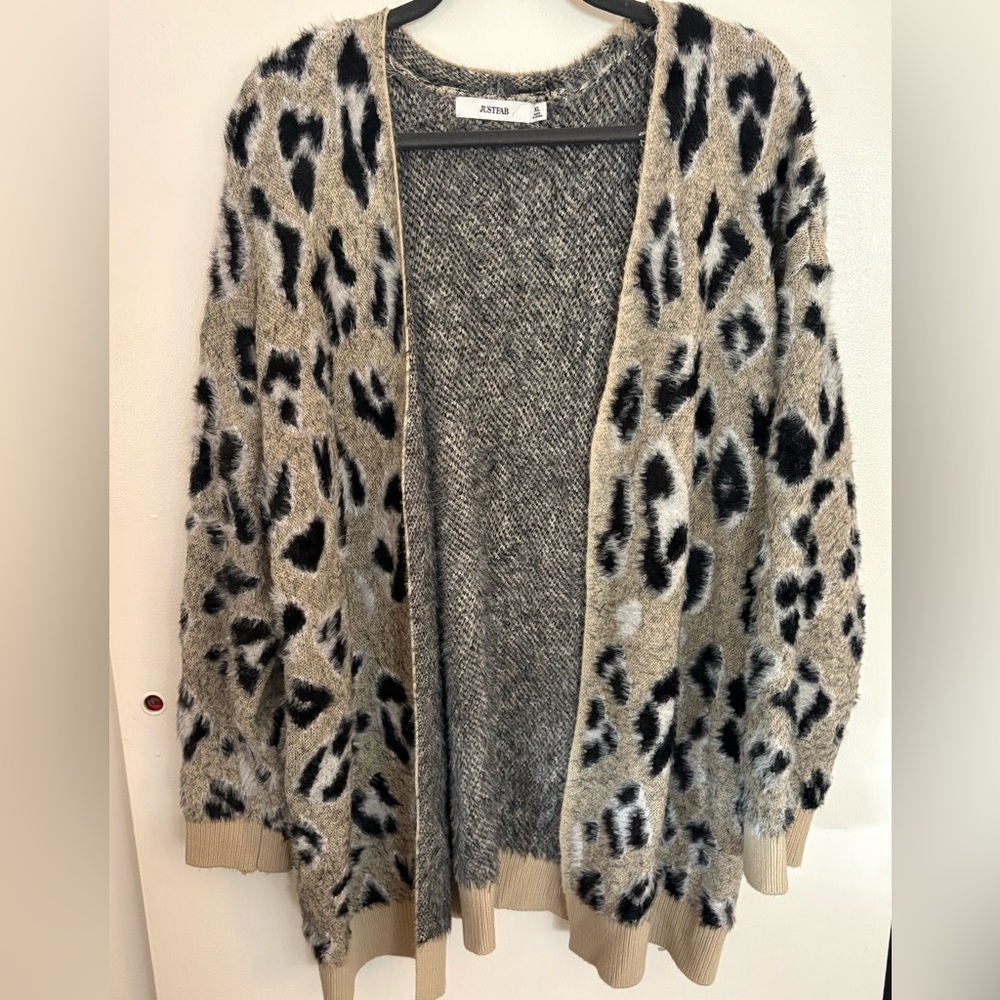 💚Price Drop💚🌹Sweater 🌹 Cardigan JustFab Pattern Animal Print